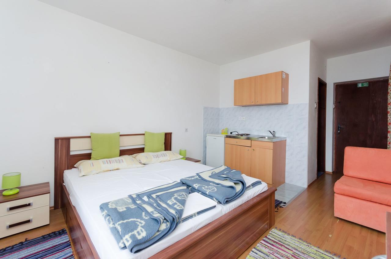 Apartments And Room Luka Klenovica Exterior foto