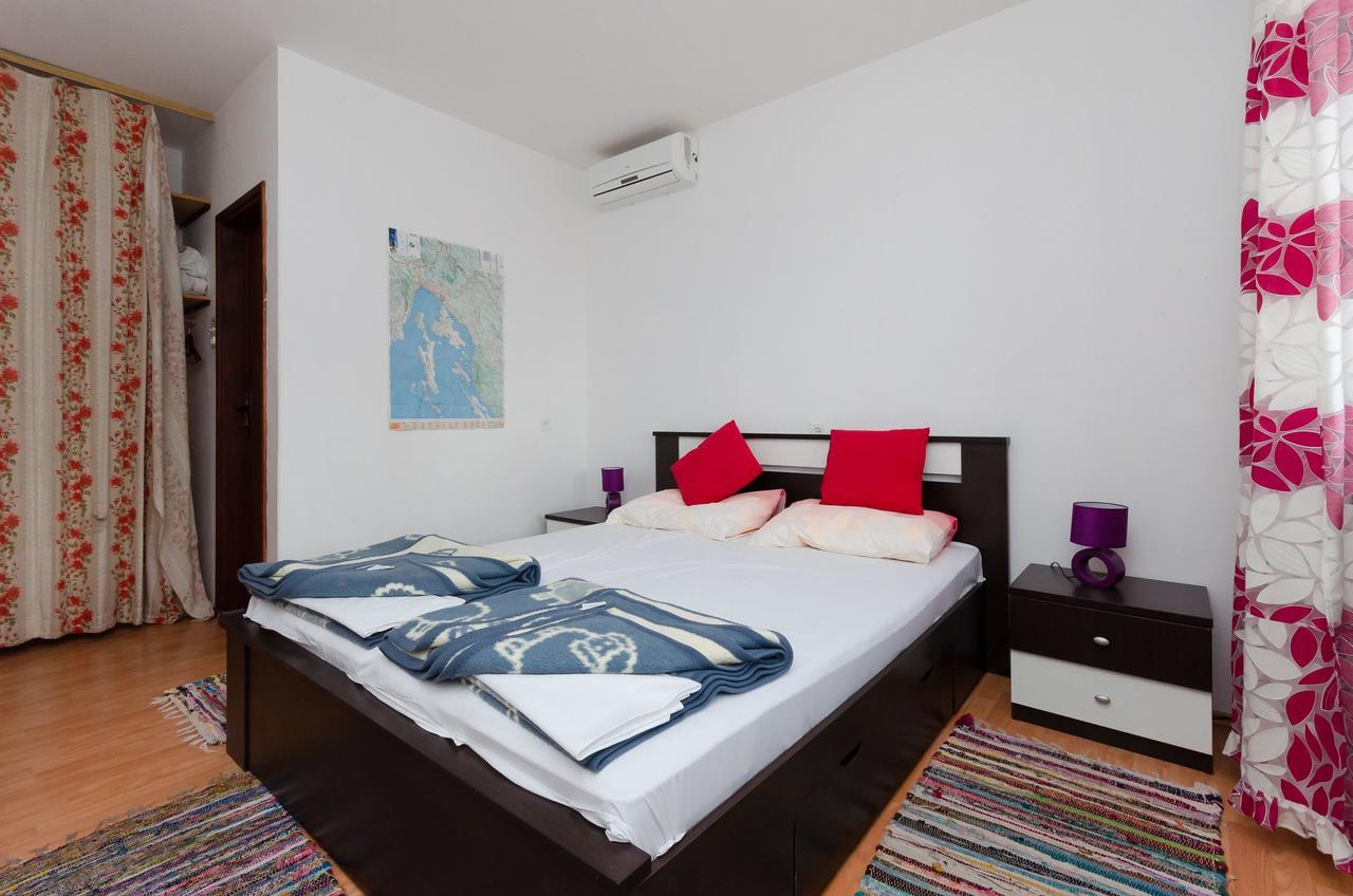 Apartments And Room Luka Klenovica Exterior foto