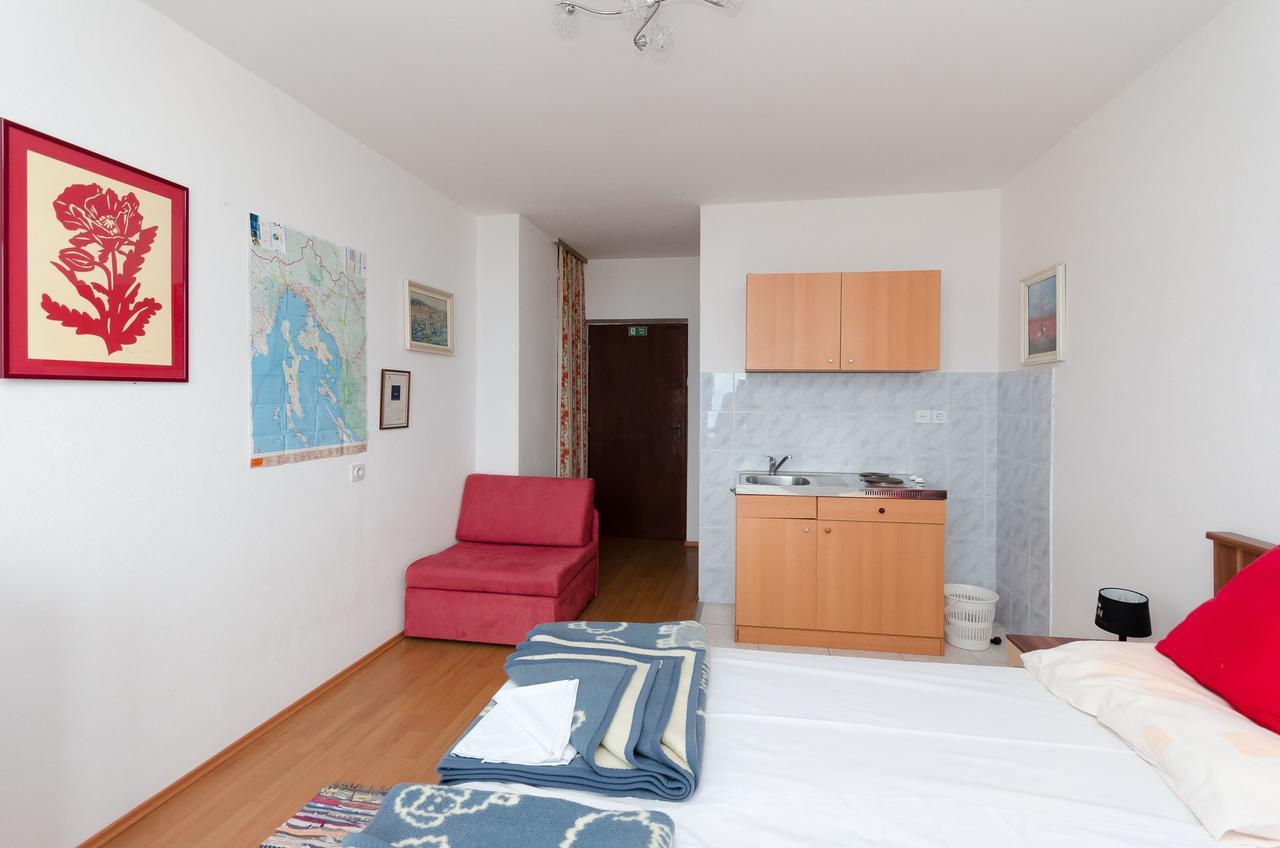 Apartments And Room Luka Klenovica Exterior foto