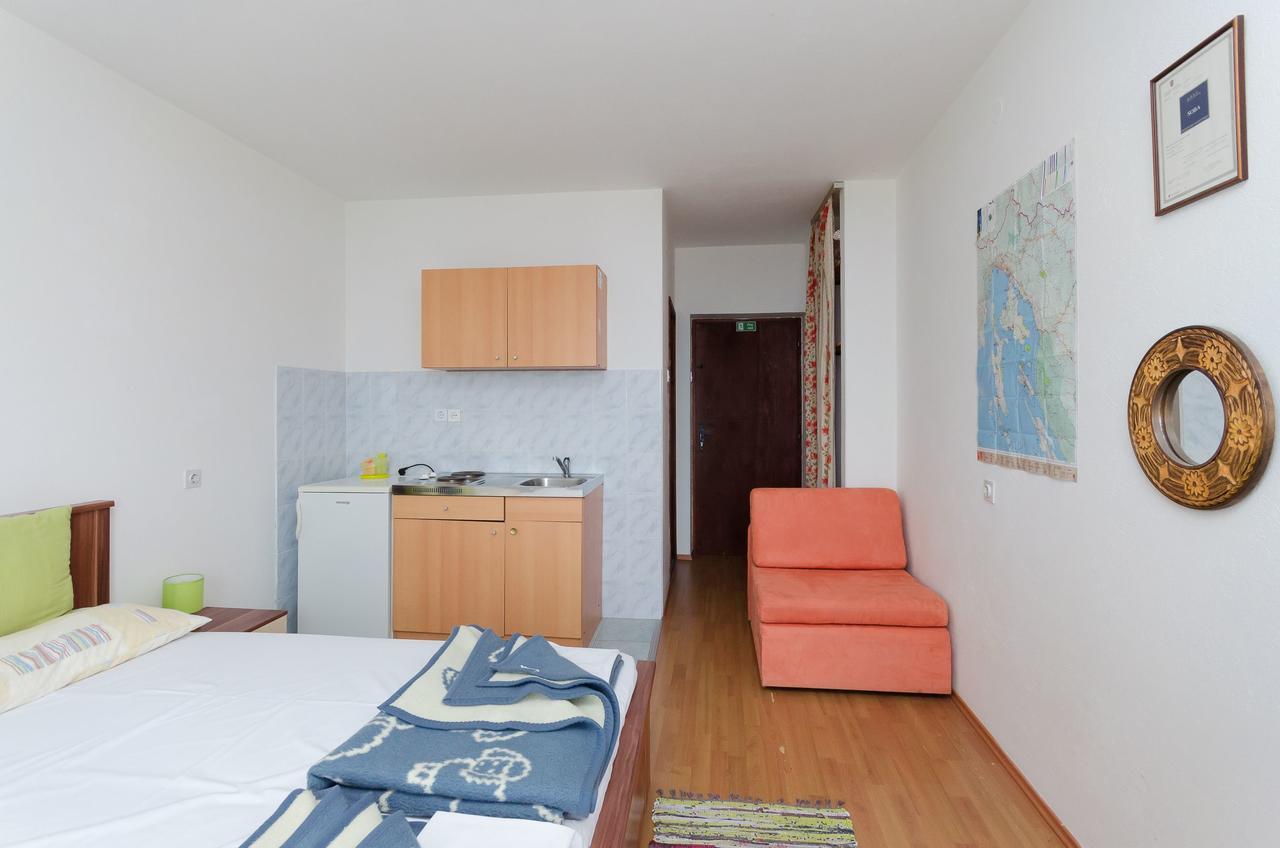 Apartments And Room Luka Klenovica Exterior foto